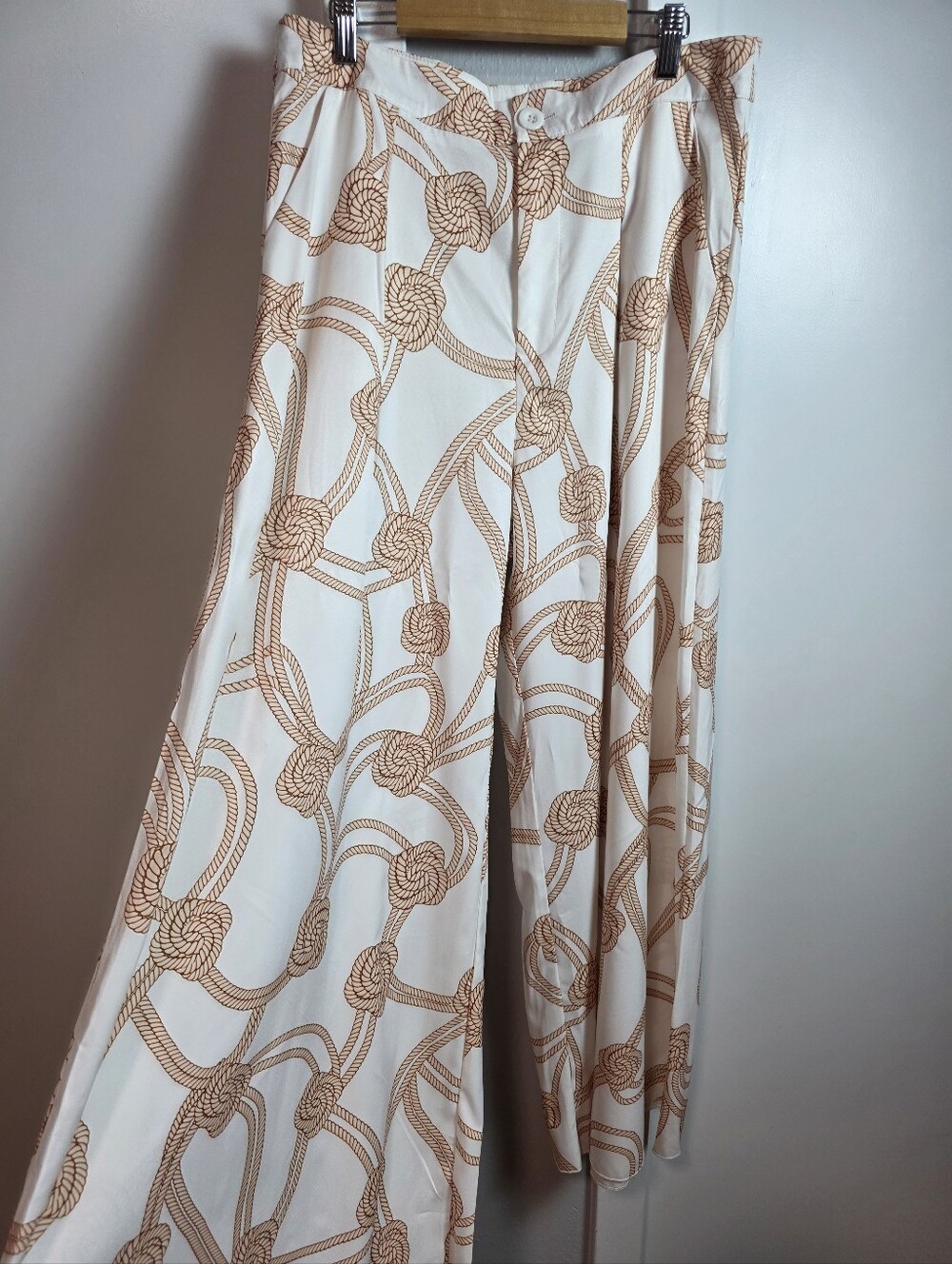 ​Chic White Wide-Leg Pants with Brown Rope/Knot Print – Size